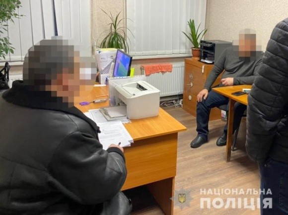 На Дніпропетровщині поліція затримала на хабарі одразу чотирьох посадовців: серед них двоє голів ОТГ, голова РДА та головний архітектор фото, ілюстрація