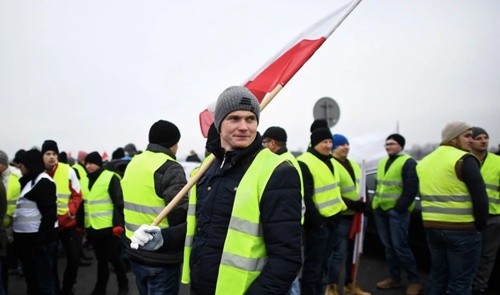 Фермери в Польщі заблокували трасу, вимагаючи встановити мита на продукцію з України фото, ілюстрація