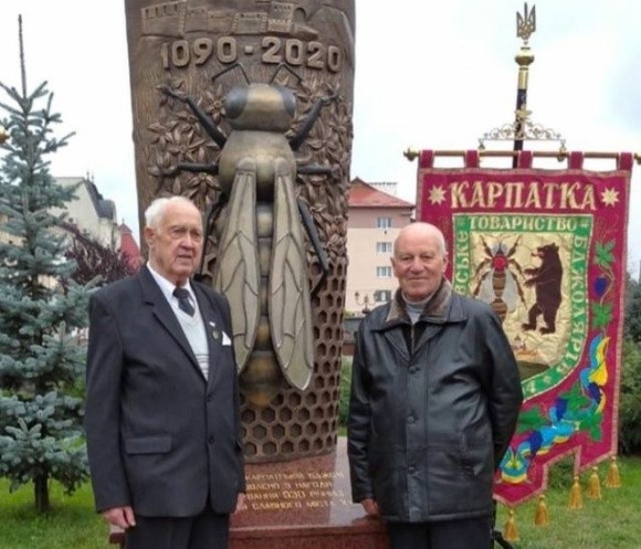На Закарпатті відкрили пам’ятник українській бджолі фото, ілюстрація