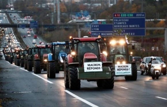 Франція: фермери на тракторах блокують дороги до Парижа фото, ілюстрація