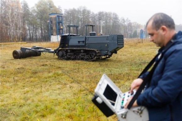 На Харківщині запрацювала перша вітчизняна машина для підготовки ґрунту до розмінування фото, ілюстрація