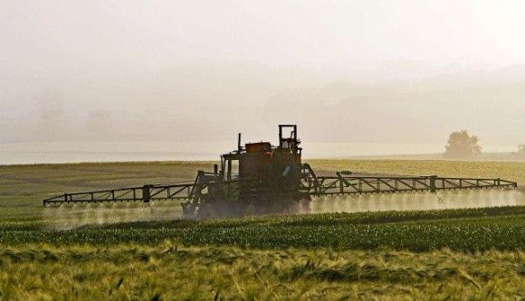 Європейський Союз експортує тисячі тонн особливо небезпечних пестицидів, в тому числі і в Україну фото, ілюстрація