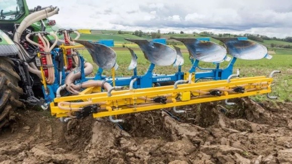 Німецький фермер розробив прототип посівного комплексу з плугом фото, ілюстрація