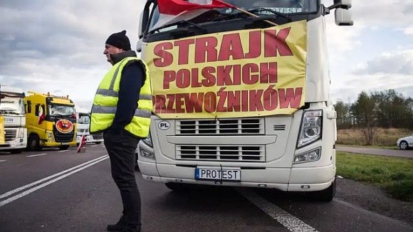 Уряд Польщі підтримує вимоги перевізників, які блокують кордон фото, ілюстрація