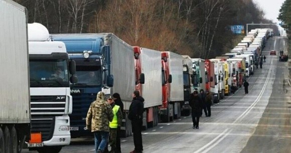 В чергах на польському кордоні зібралось майже 3,5 тисячі вантажівок фото, ілюстрація