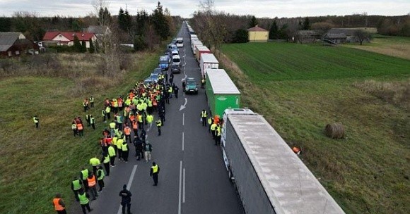 Польські фермери перекрили шосе біля кордону з Німеччиною фото, ілюстрація
