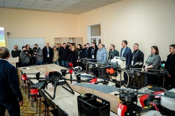 На Полтавщині відкрили школу підготовки пілотів агродронів фото, ілюстрація