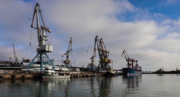 Рашисти крадуть українське зерно з порту Бердянська фото, ілюстрація