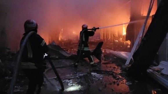 Внаслідок нічної атаки ворога пошкоджено зерновий і олійний термінал в Одесі фото, ілюстрація