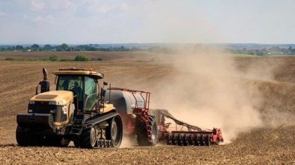 Аграрії поспішають сіяти, поки в грунті є волога фото, ілюстрація