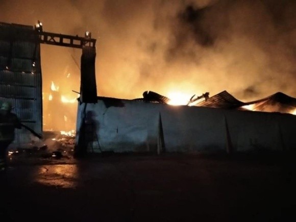 Масштабна пожежа на Прикарпатті: загорівся склад із зерном фото, ілюстрація