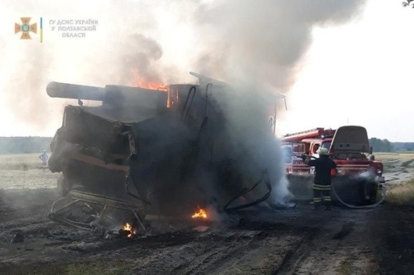 На Полтавщині горять пшеничні поля та комбайни... фото, ілюстрація