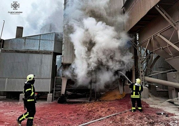 Рятувальники ліквідували пожежу в зерносушарці на Черкащині фото, ілюстрація