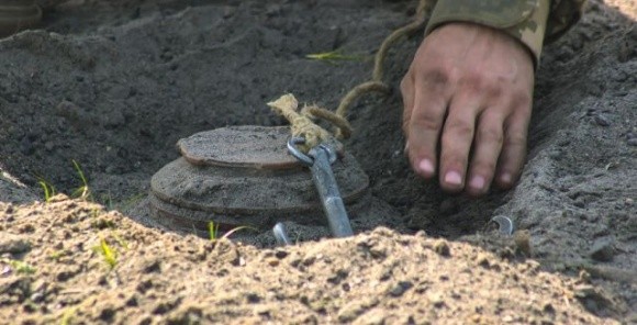 Через бездіяльність влади фермери мусять звертатись до «чорних саперів» фото, ілюстрація