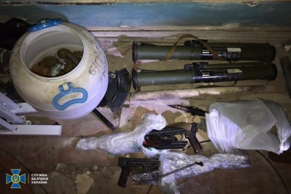 СБУ виявила у центрі Києва у будівлі президії НААН схованку зі зброєю, боєприпасами та вибухівкою  фото, ілюстрація