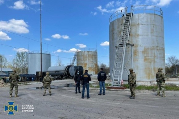 СБУ викрила нелегальний нафтопереробний завод, який щодня виробляв десятки тонн дизпалива  фото, ілюстрація