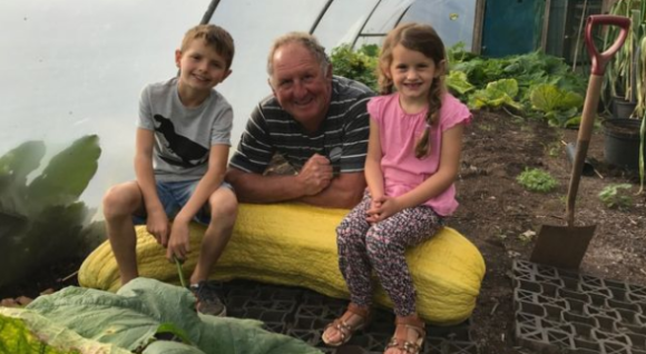 Британець захоплюється вирощуванням овочів-гігантів фото, ілюстрація