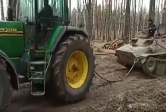 Окупанти цілеспрямовано знищують сільськогосподарську техніку в Україні фото, ілюстрація
