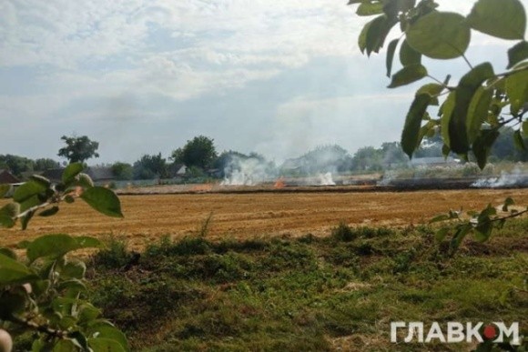Україна в огні: селяни масово палять солому фото, ілюстрація