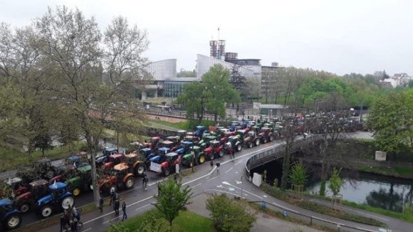 Майже 1,5 тисячі тракторів біля Європарламенту заблокували рух у Страсбурзі фото, ілюстрація