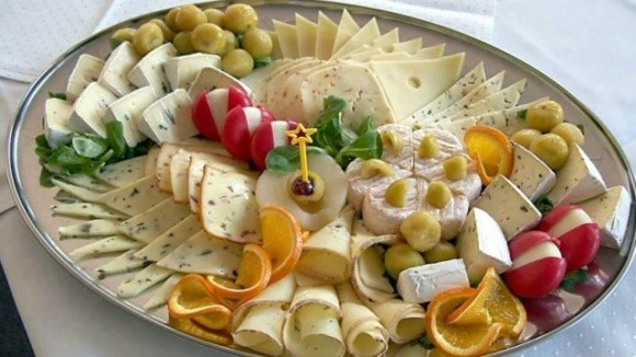 У скільки українцям обійдеться сирна тарілка до новорічного столу фото, ілюстрація