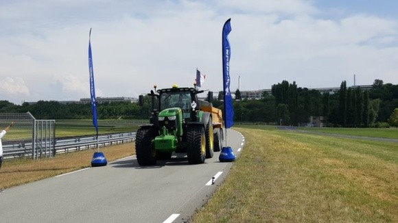 У Франції пройшов чемпіонат Європи серед трактористів фото, ілюстрація