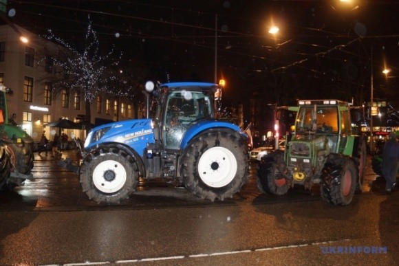 У Нідерландах розлючені фермери на тракторах страйкували біля парламенту фото, ілюстрація