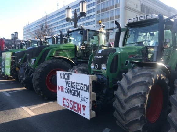 У Берліні фермери на знак протесту блокують рух тракторами фото, ілюстрація