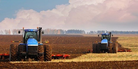 На Полтавщині жінки освоюють професію тракториста в рамках держпрограми фото, ілюстрація