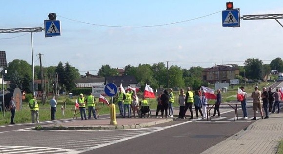 У Польщі фермери заблокували дорогу до терміналу, де перевантажують продукцію з України фото, ілюстрація