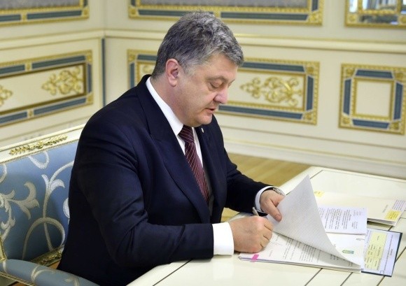 Президент Петро Порошенко  підписав закон про запобігання рейдерству земель в Україні фото, ілюстрація