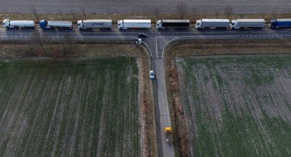 В чергах на польському кордоні перебуває понад 2400 вантажівок фото, ілюстрація