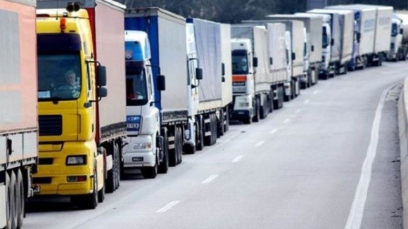 Водії вантажівок протестують проти нових правил перевезень великогабаритних і великовагових вантажів фото, ілюстрація