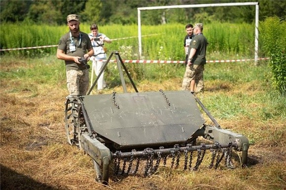 Безпечне поле: відбулось випробування косарок для саперів фото, ілюстрація