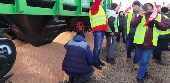 Польські протестувальники перекрили залізницю та висипали зерно з вагону фото, ілюстрація