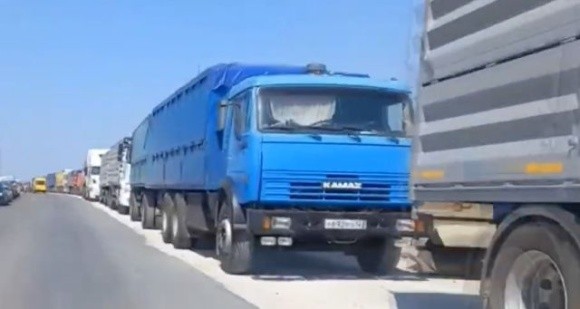 Траса з Мелітополя на Крим забита вантажівками з краденим зерном фото, ілюстрація