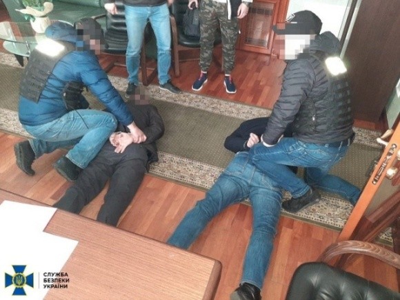 Група чиновників погоріла на вимаганні у фермера з Кіровоградської області хабара в сумі 1 млн доларів фото, ілюстрація