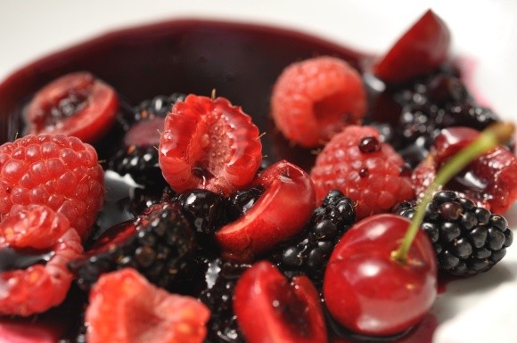 Цены на ягоды: почему вишня дорожает, а малина и черника дешевеют фото, иллюстрация