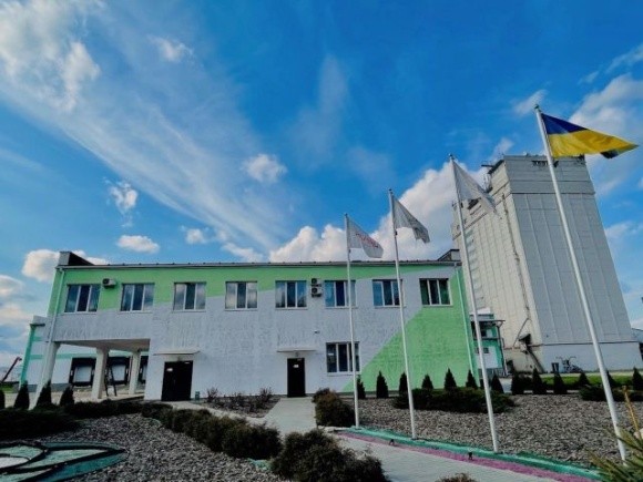 Над заводом «Добродія» знову підняли український прапор фото, ілюстрація