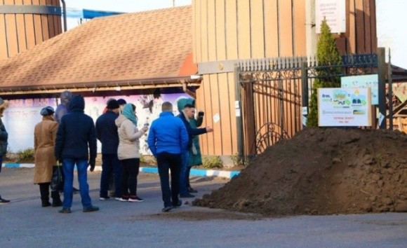 Активісти привезли землі черкаському «слузі народу» фото, ілюстрація