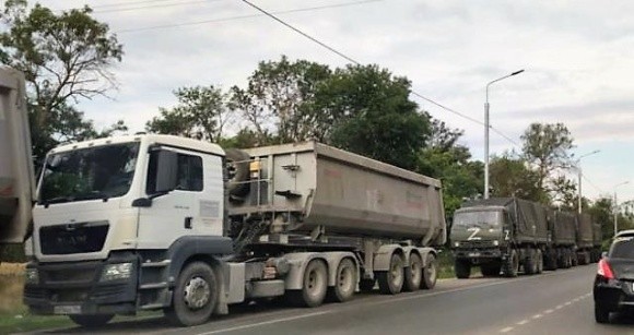 У Криму зафіксували чергову колону зерновозів у супроводі військових автомобілів  фото, иллюстрация