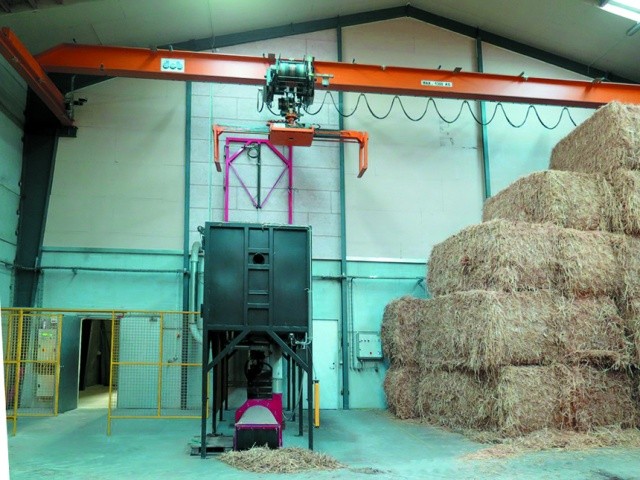Автоматический кран подачи соломенных тюков в измельчитель для дальнейшего сжигания биомассы
