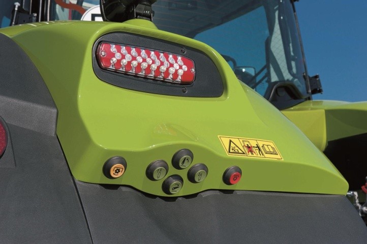 Додаткові кнопки керування заднім навісним механізмом виведено на заднє крило трактора, що значно спрощує його агрегатування із сільськогосподарськими знаряддями 