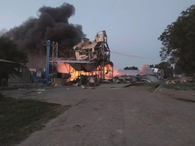 На зерносховищах одного з сільськогосподарських підприємств спалахнула пожежа після удару російської авіації по Одесі 21 липня 2023 року (фото ОК «Південь»)