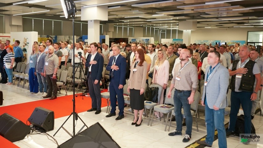 Робота форуму почалася з виконання Державного Гімну і вшанування хвилиною мовчання пам’яті воїнів-героїв і усіх українців, загиблих у війні. 