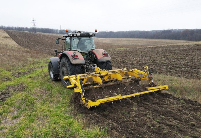 TERRALAND чеської компанії BEDNAR обробляє ґрунт навіть краще ніж плуг