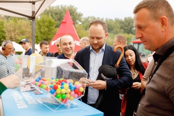 Також під час Дня Поля «АГРО ВІННИЦЯ» відбулася благодійна лотерея, під час якої було зібрано 110 668 грн. На ці кошти, спільно з учасниками, відвідувачами та AGRO TEAM, придбали дрон для потреб Збройних Сил України