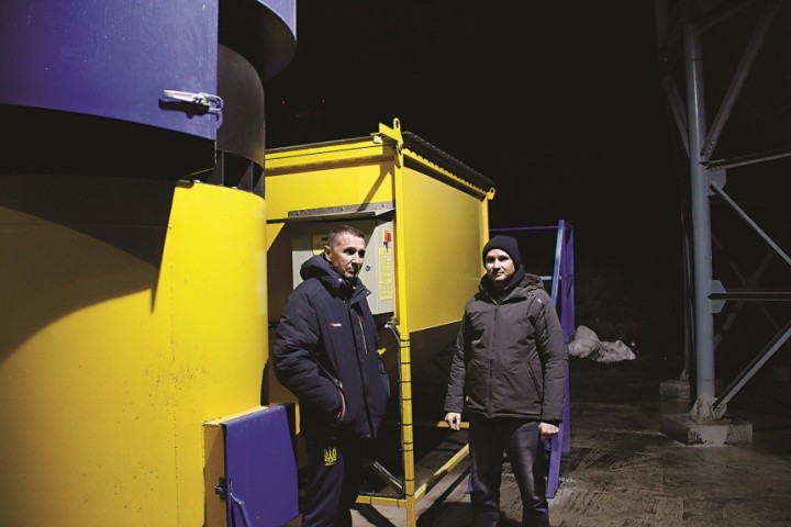 В’ячеслав Коротушенко (ліворуч) із представником компанії AgroWarm Innovations оцінюють роботу обладнання