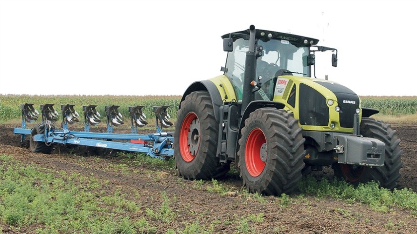 Потужності трактора AXION 940 від CLAAS цілком вистачає для стабільної роботи плуга навіть на важких ґрунтах