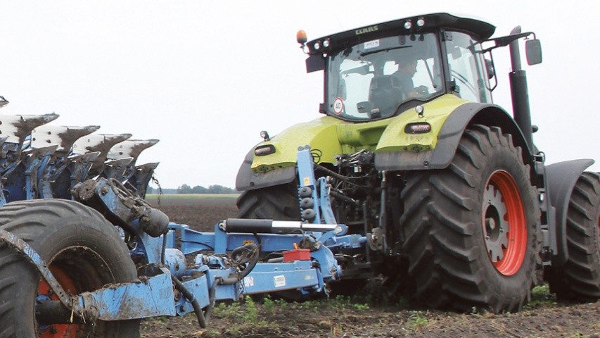 Потужності трактора AXION 940 від CLAAS цілком вистачає для стабільної роботи плуга навіть на важких ґрунтах